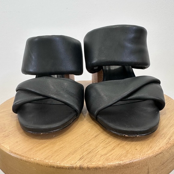 Steve Madden Black and Tan Mules with Chunky Heel - Size 7.5 - Picture 4 of 11